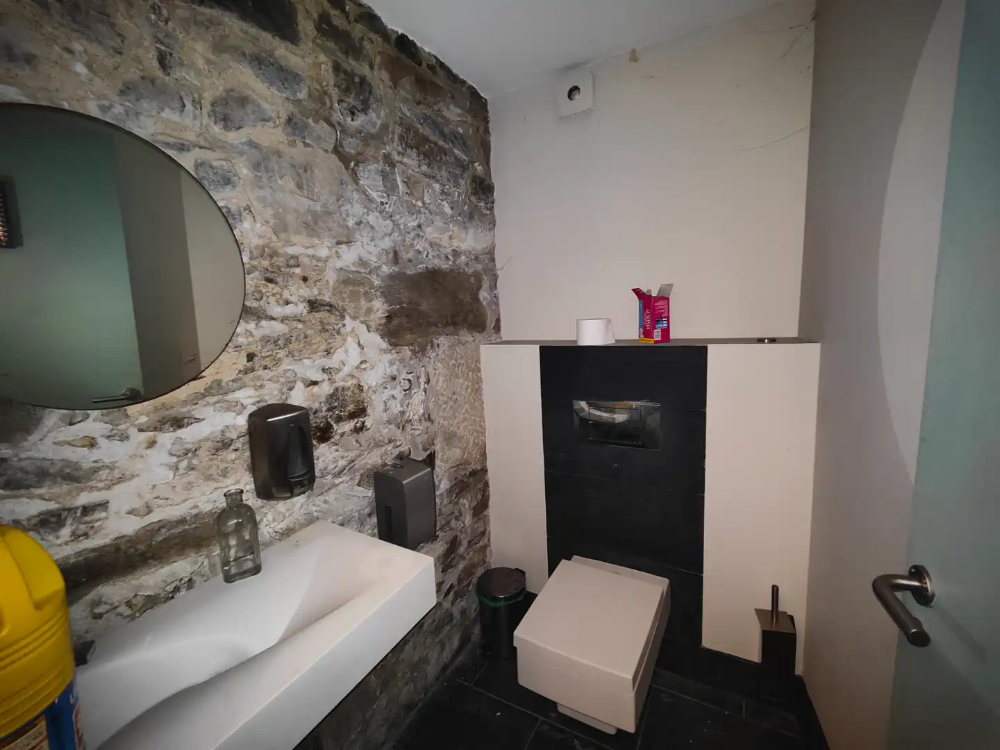 Bathroom of Commercial properties for rent in Vigo   with Air Conditioner