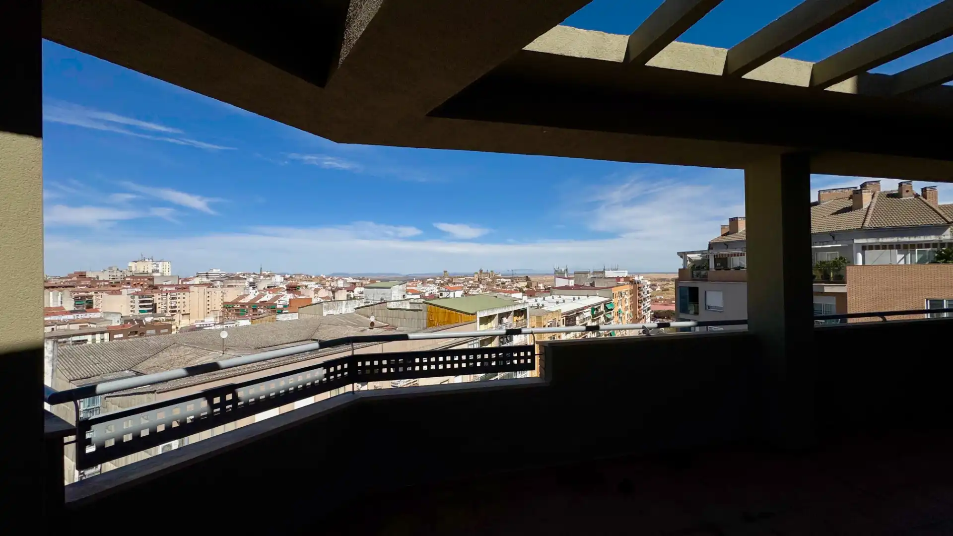 Außenansicht von Maisonette zum Verkauf in Cáceres mit Klimaanlage, Heizung und Parkett
