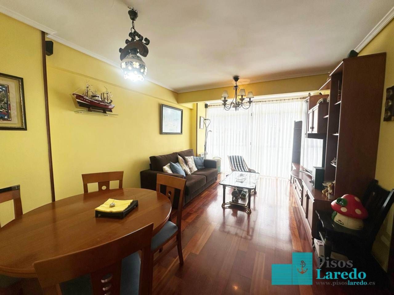 Sala d'estar de Pis en venda en Laredo amb Calefacció, Parquet i Moblat