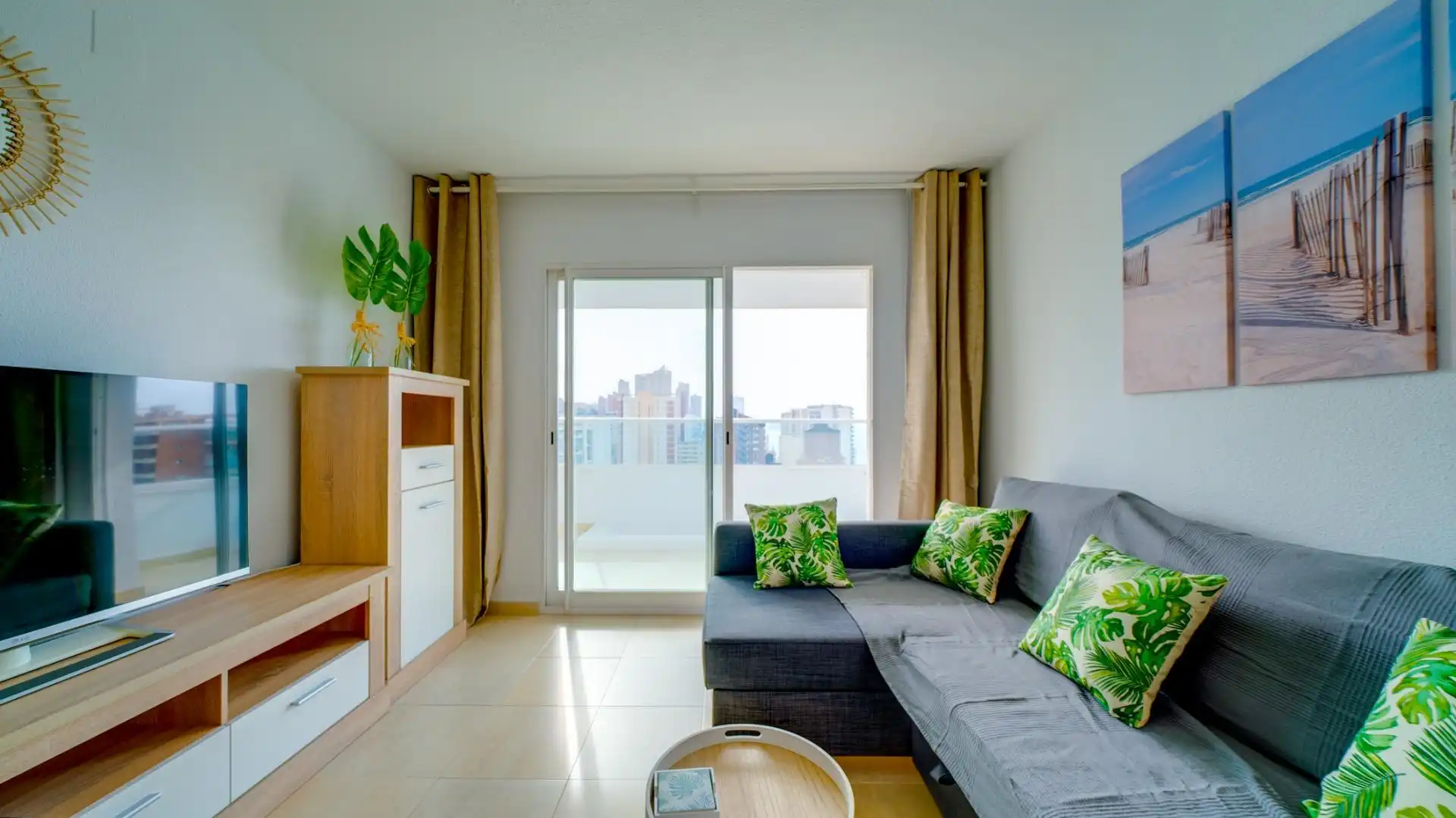 Sala de estar de Apartamento de alquiler en Benidorm con Aire acondicionado, Calefacción y Jardín privado