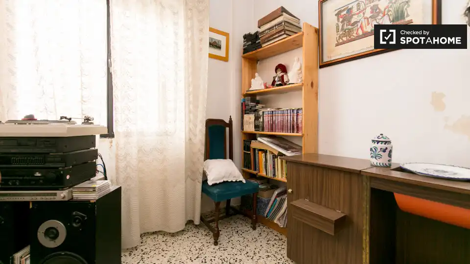 Habitación de Piso de alquiler en Granada con Aire acondicionado, Calefacción y Amueblado