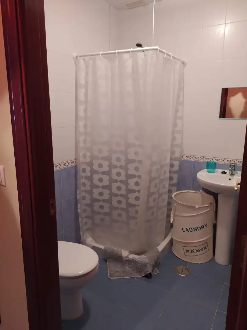 Badezimmer von Wohnung zur Miete in Linares mit Klimaanlage, Heizung und Schwimmbad