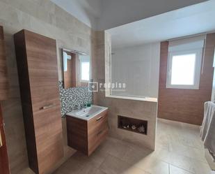 Bathroom of Flat for sale in  Sevilla Capital  with Air Conditioner, Terrace and Storage room