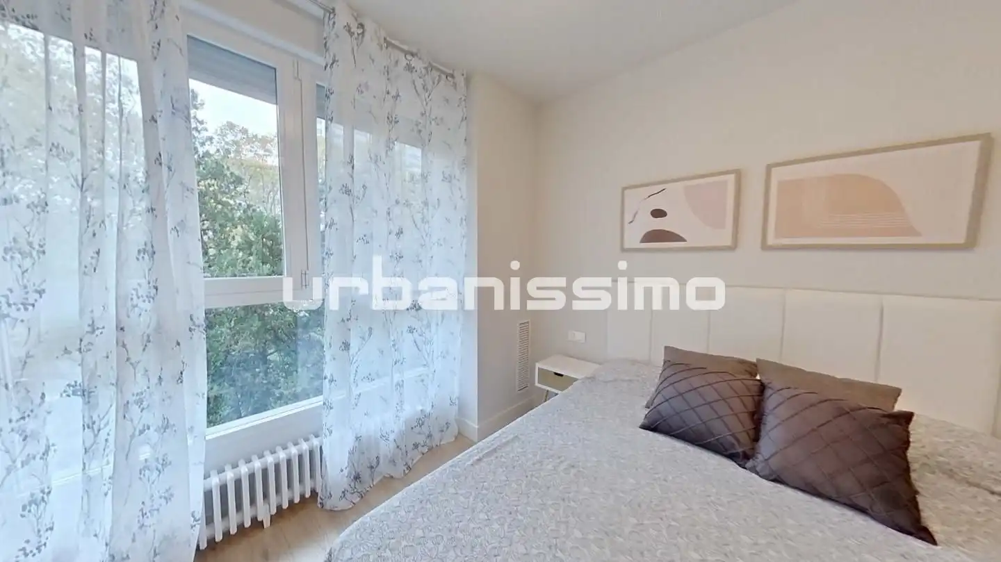 Dormitori de Apartament de lloguer en Madrid amb Aire condicionat, Calefacció i Moblat