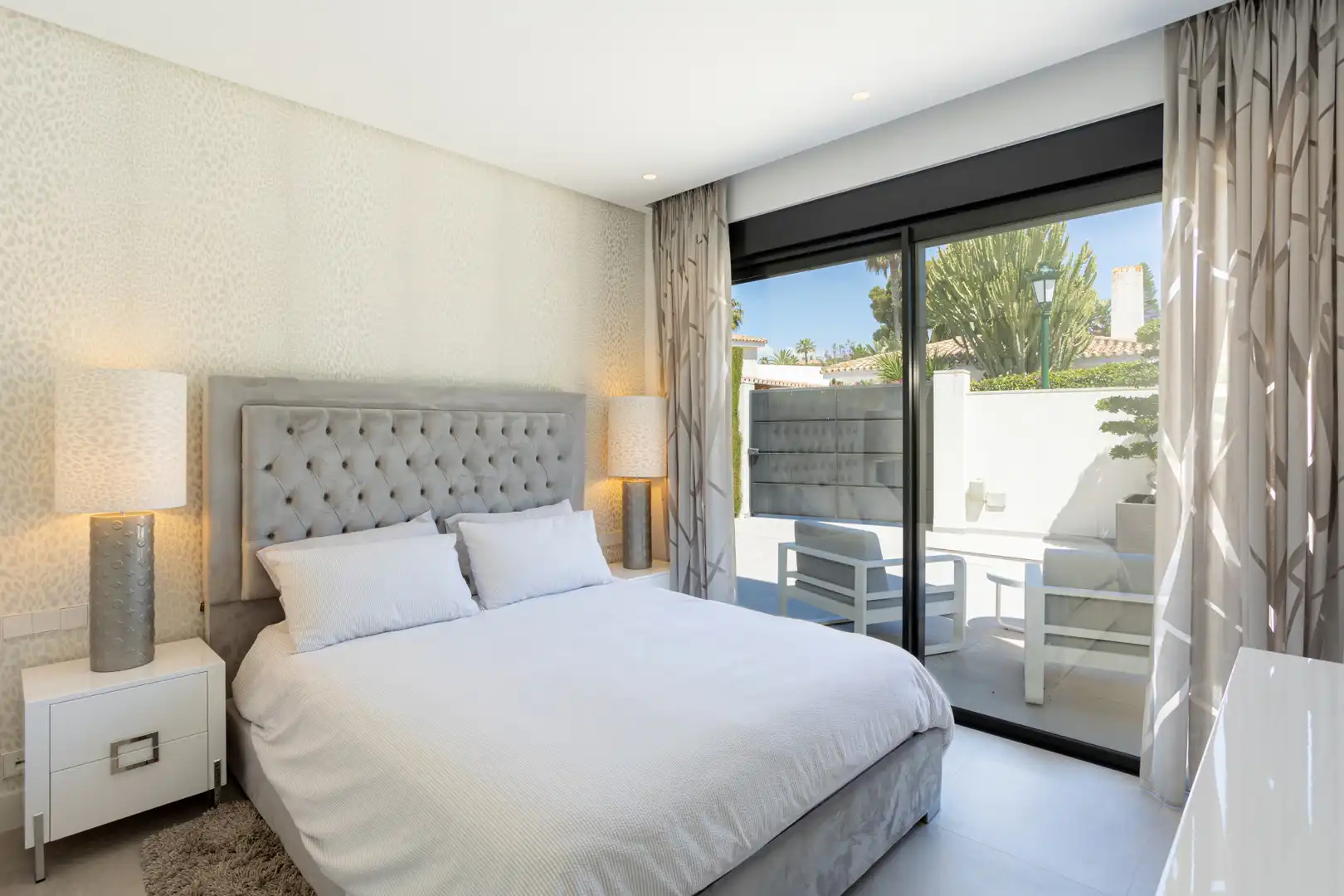 Dormitori de Casa o xalet en venda en Marbella amb Aire condicionat, Jardí privat i Terrassa
