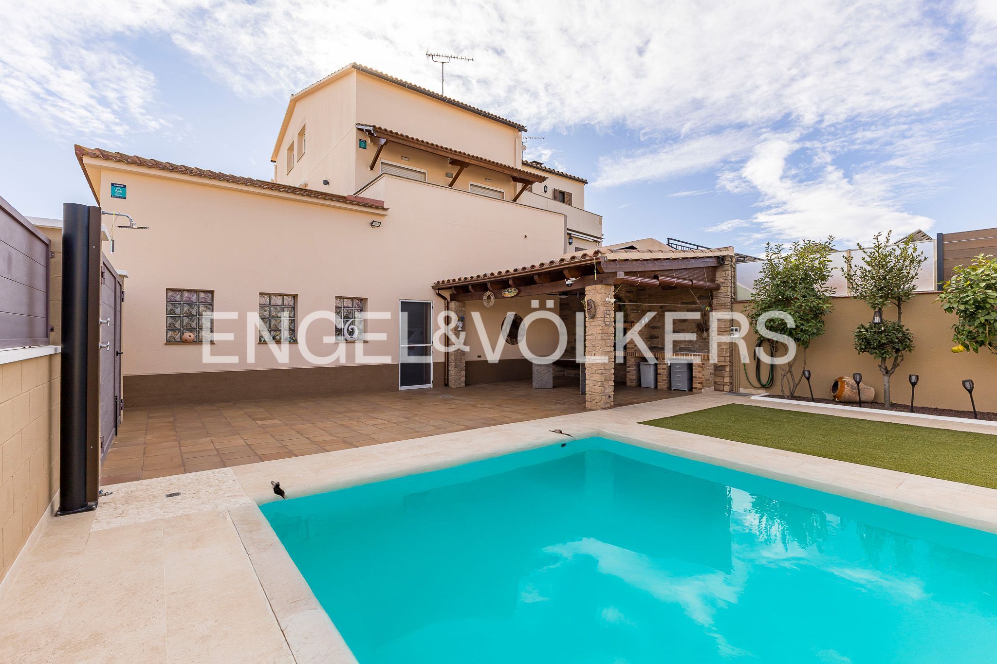 Piscina de Casa o chalet en venta en Santa Margarida I Els Monjos con Aire acondicionado, Calefacción y Jardín privado
