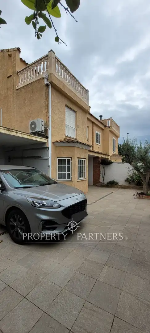 Vista exterior de Casa adosada en venta en La Pobla de Vallbona con Aire acondicionado, Calefacción y Jardín privado