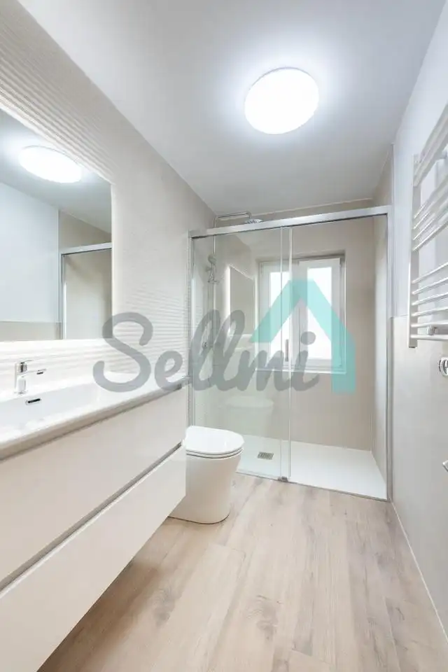Bathroom of Flat for rent in Oviedo   with Heating and Storage room