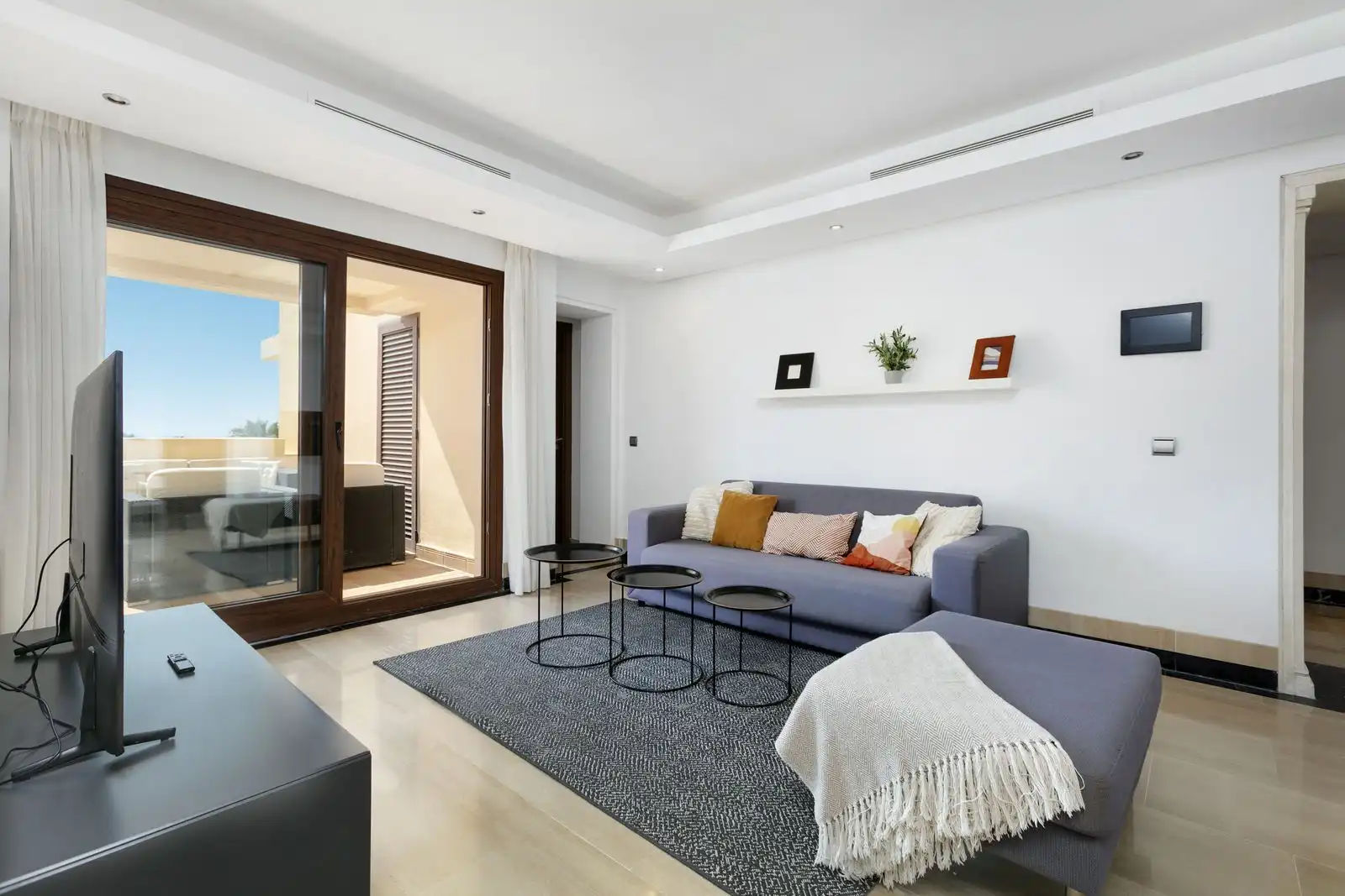 Sala d'estar de Dúplex en venda en Estepona amb Aire condicionat, Terrassa i Traster