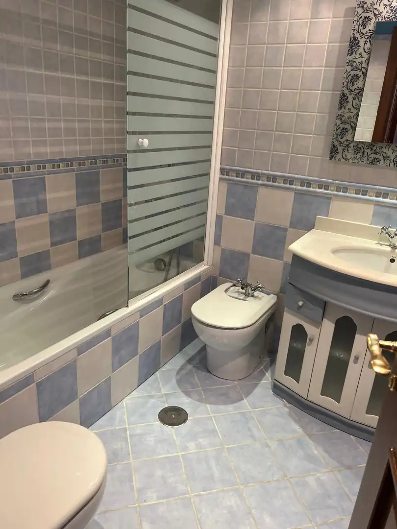 Bathroom of Attic for rent in Madrid  with Air Conditioner, Heating and Parquet flooring