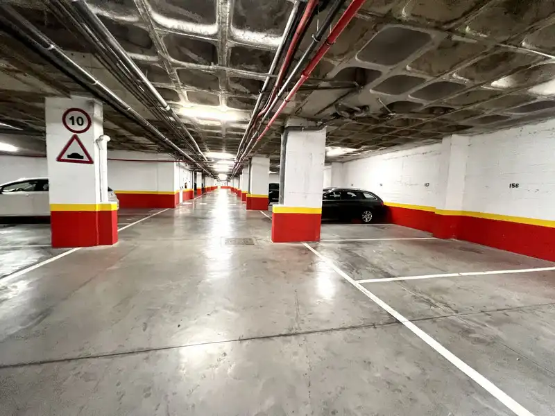 Parking de Dúplex de alquiler en Estepona con Aire acondicionado, Terraza y Trastero