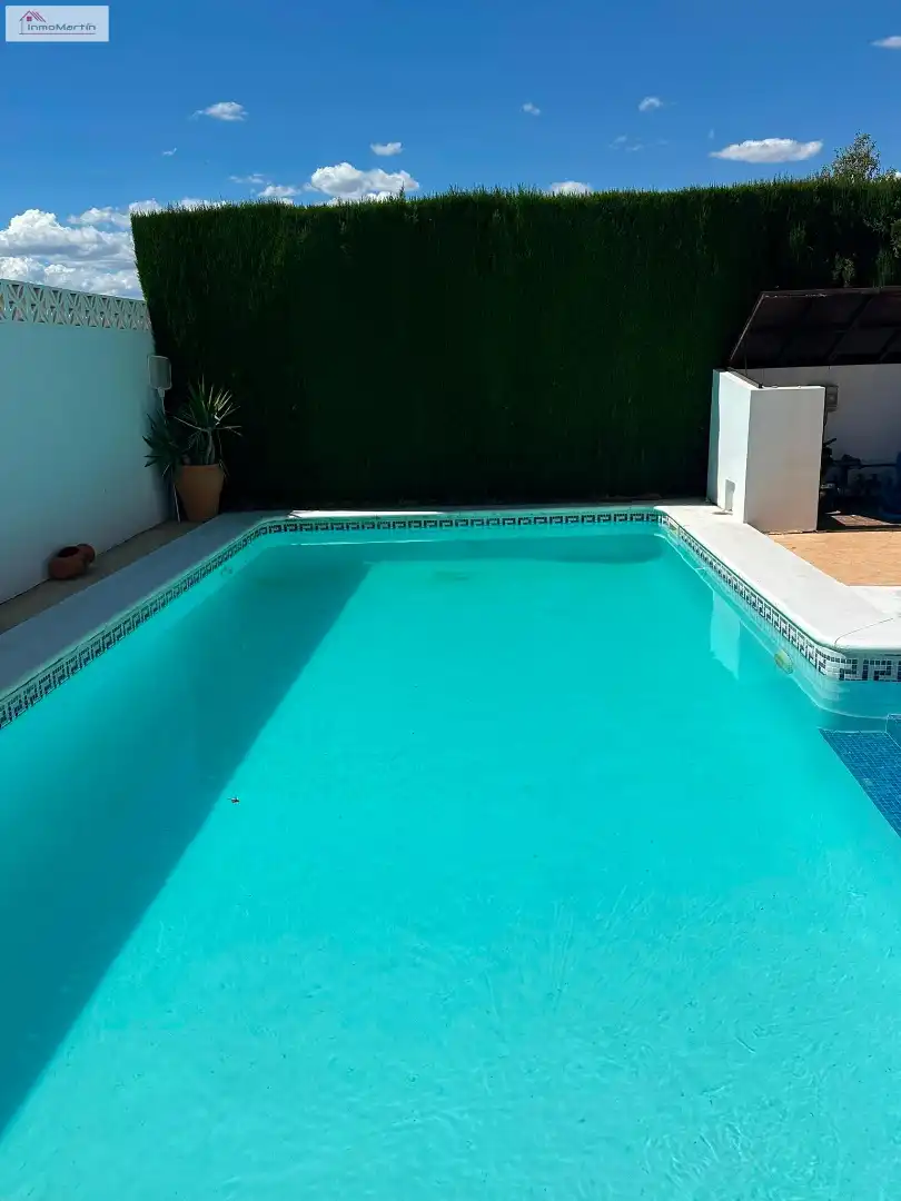 Piscina de Casa adosada en venda en Alcalá del Río amb Aire condicionat, Calefacció i Jardí privat