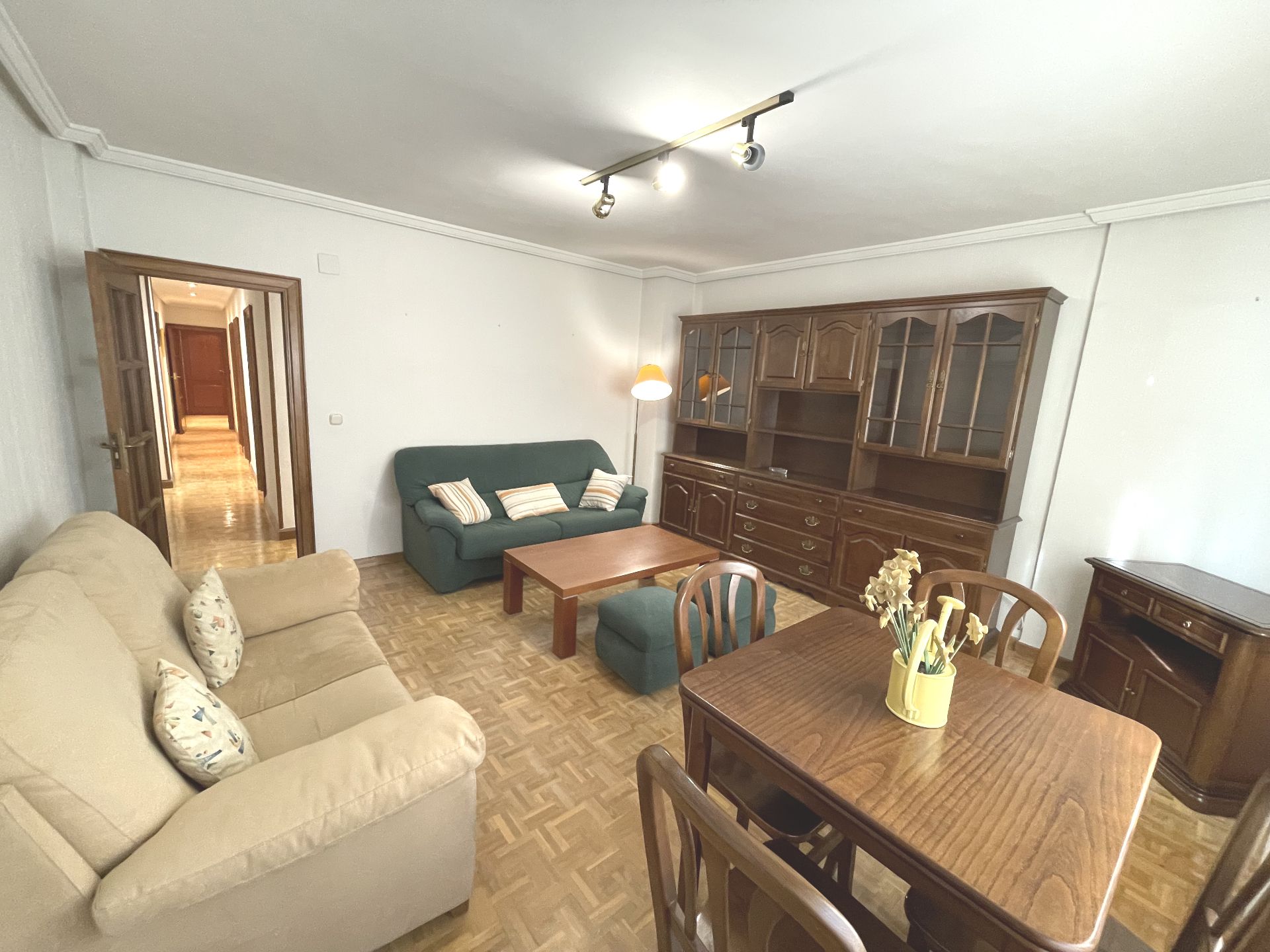 Living room of Flat for sale in Salamanca Capital  with Heating, Parquet flooring and Furnished