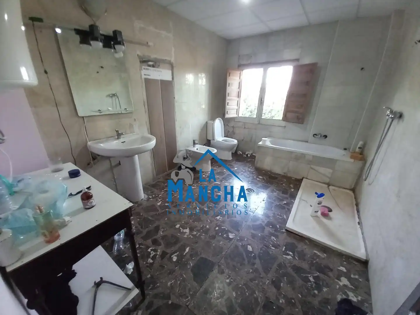 Bany de Finca rústica en venda en Albacete amb Jardí privat, Terrassa i Traster