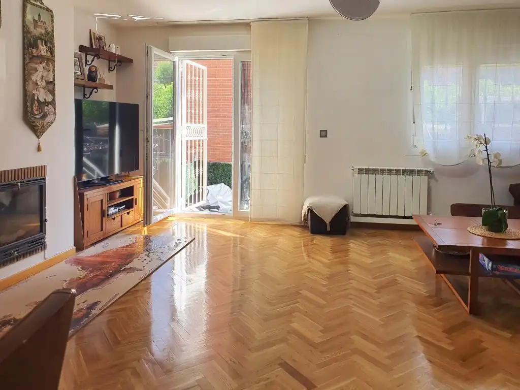 Sala d'estar de Casa adosada en venda en Colmenar Viejo amb Aire condicionat, Jardí privat i Terrassa