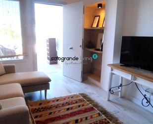 Sala d'estar de Apartament de lloguer en Sotogrande amb Aire condicionat i Internet