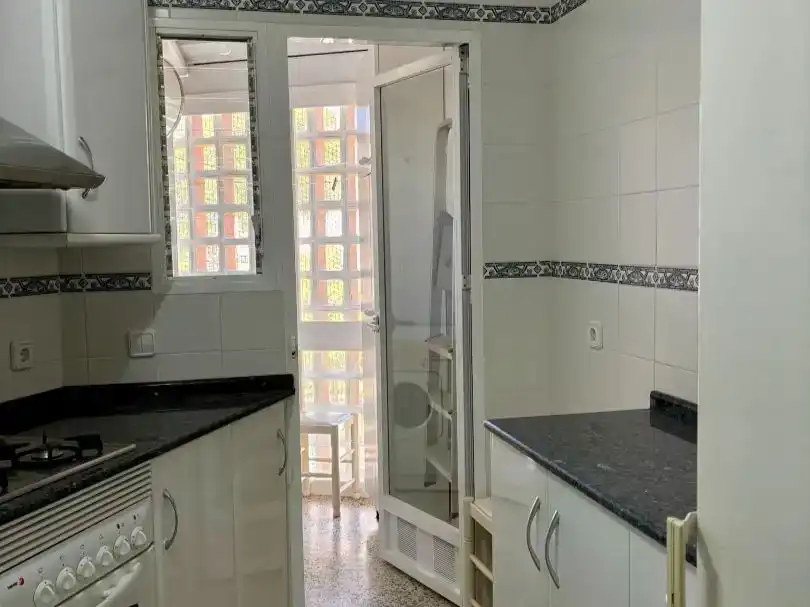 Cuina de Pis de lloguer en Orihuela amb Aire condicionat, Jardí privat i Moblat