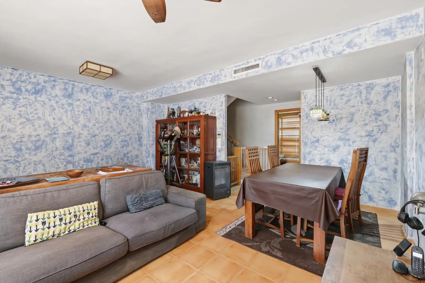 Sala d'estar de Casa adosada en venda en Sagunto / Sagunt amb Aire condicionat, Terrassa i Moblat