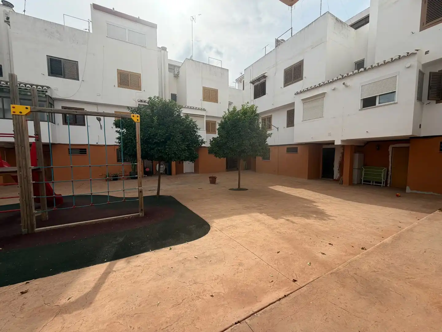 Vista exterior de Casa adosada en venda en Catarroja amb Terrassa, Traster i Moblat