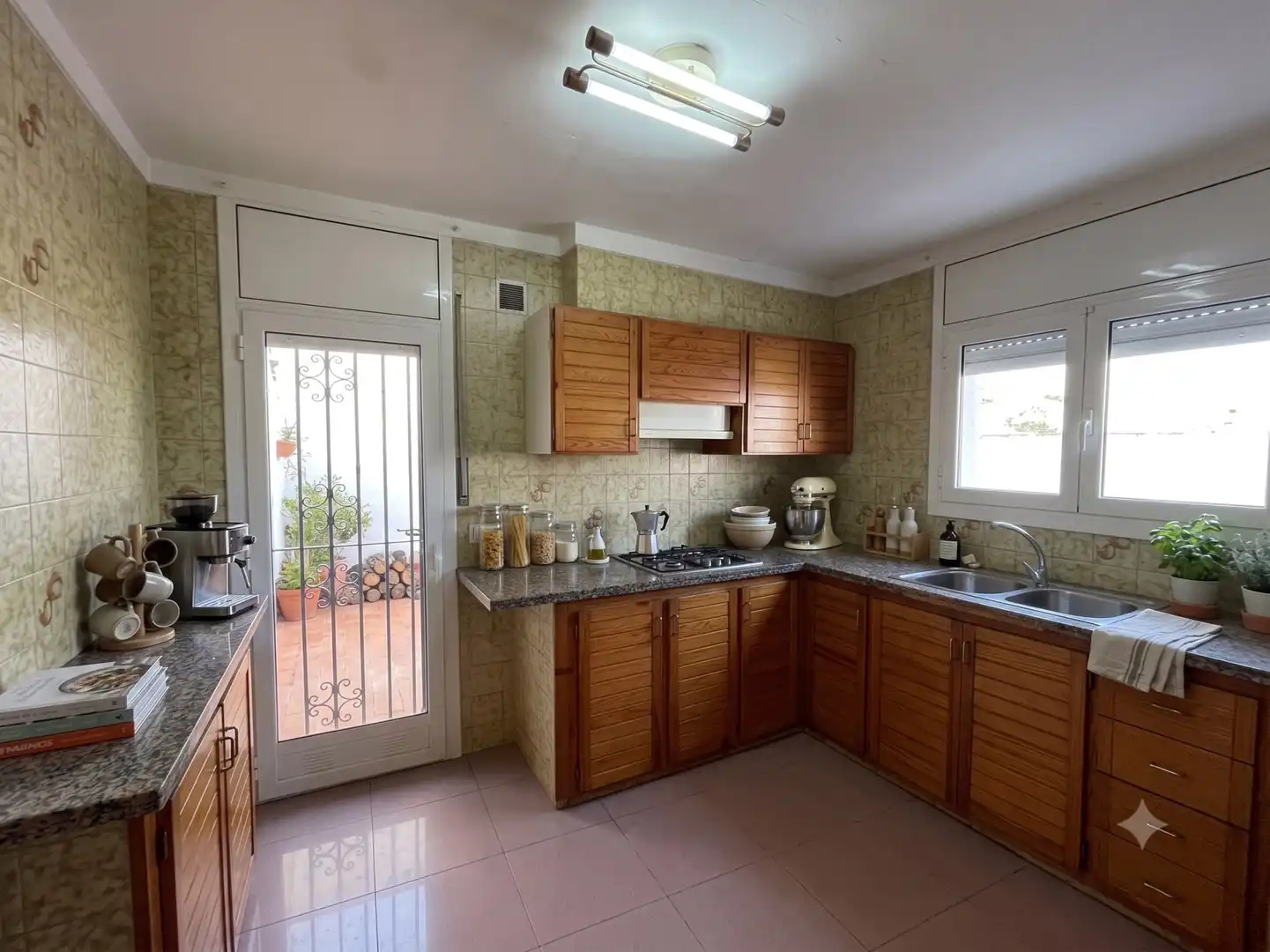 Cocina de Casa adosada en venta en Salt con Calefacción, Terraza y Trastero