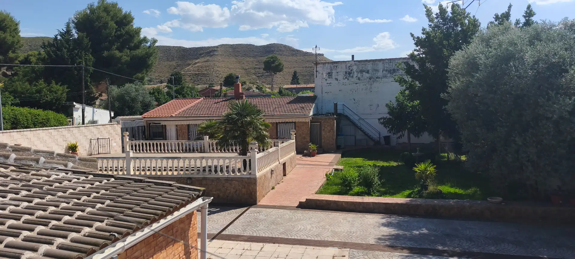 Vista exterior de Casa o xalet en venda en Cadrete amb Aire condicionat, Jardí privat i Terrassa