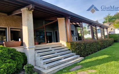 Vista exterior de Casa o xalet en venda en Nigrán amb Calefacció, Jardí privat i Parquet