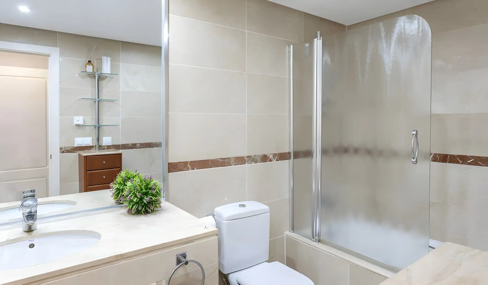 Badezimmer von Erdgeschoss zum Verkauf in Marbella mit Klimaanlage, Terrasse und Schwimmbad