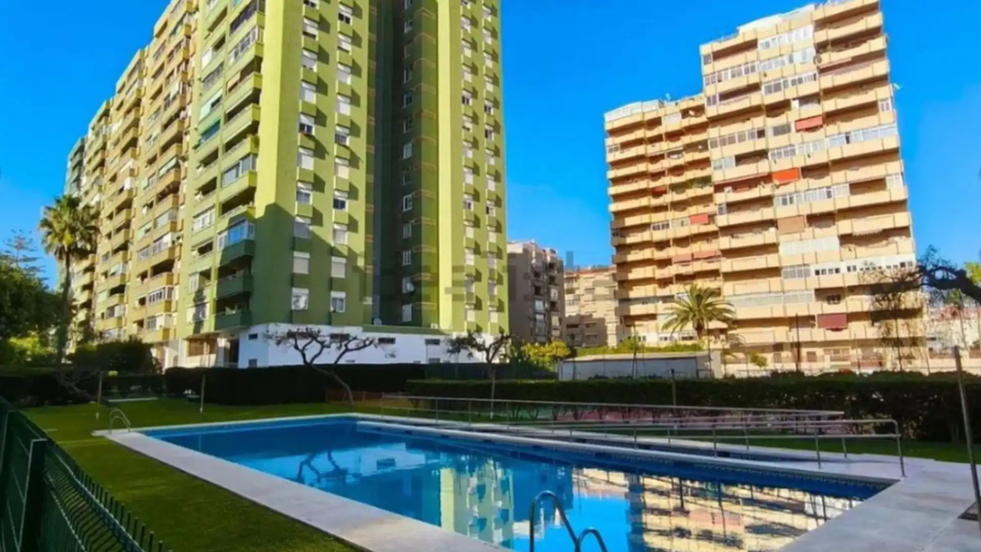 Piscina de Piso en venta en Fuengirola con Amueblado, Horno y Lavadora