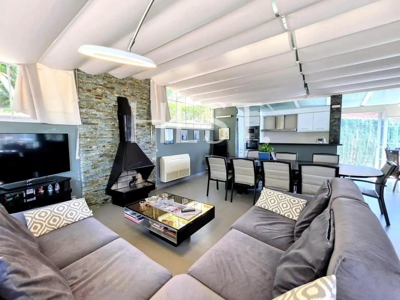 Sala d'estar de Casa o xalet en venda en Castelldefels amb Calefacció, Jardí privat i Parquet