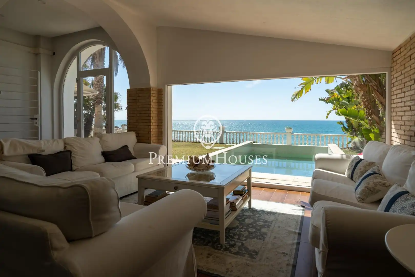 Living room of Houses for sale in Vilanova i la Geltrú  with Air Conditioner, Heating and Private garden