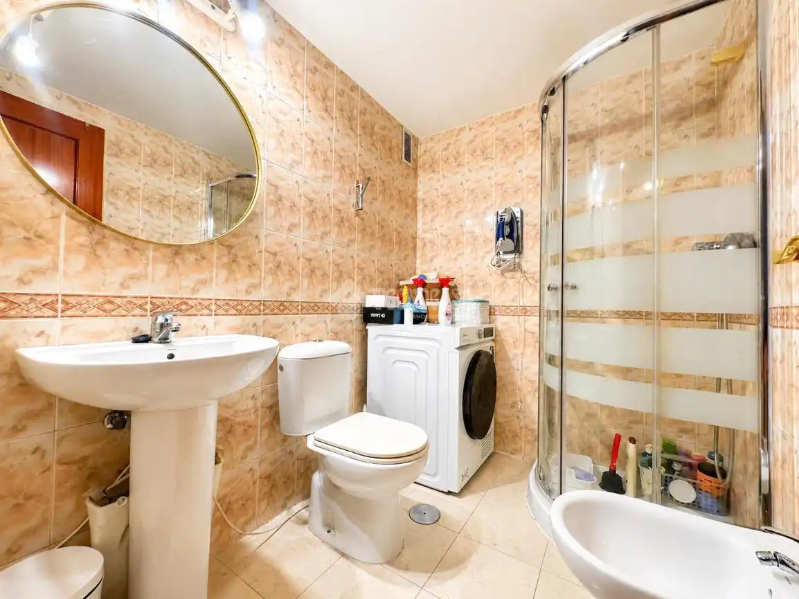 Baño de Casa adosada en venta en Alcalá de Henares con Aire acondicionado, Calefacción y Parquet