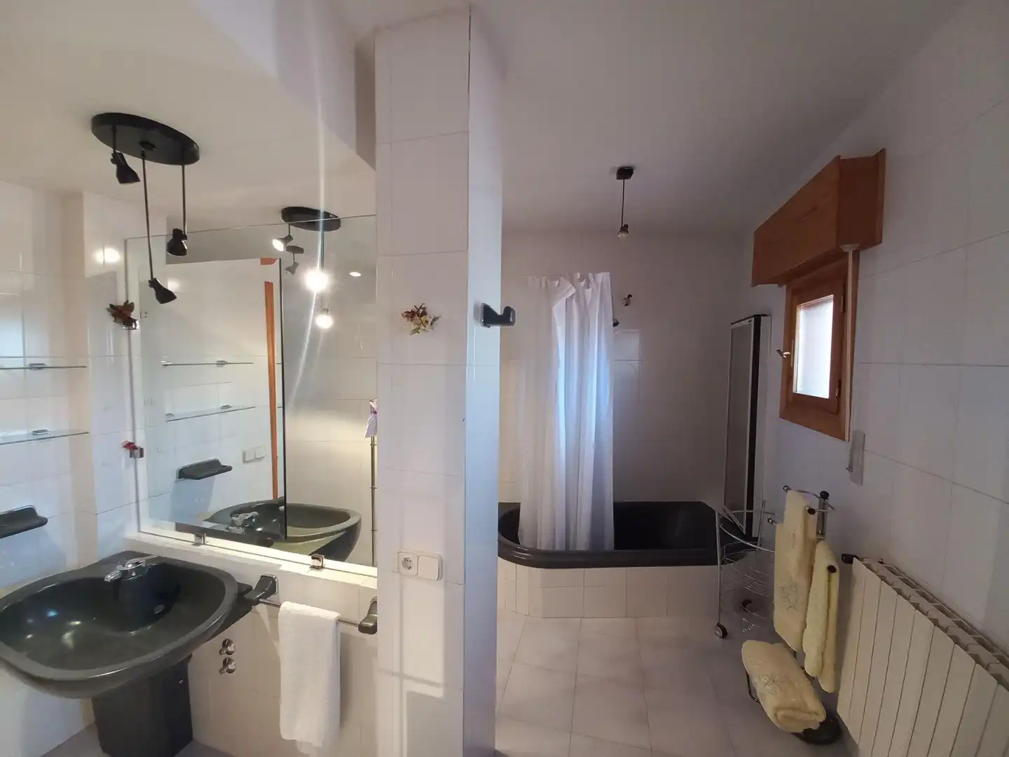 Bany de Casa o xalet en venda en Torrecaballeros amb Calefacció, Jardí privat i Traster