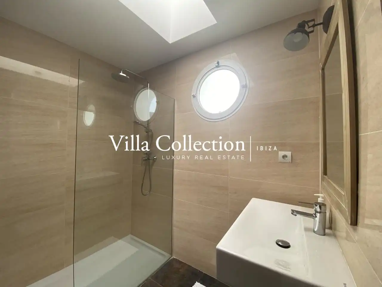 Badezimmer von Einfamilien-Reihenhaus zum Verkauf in Sant Josep de sa Talaia mit Privatgarten, Terrasse und Schwimmbad