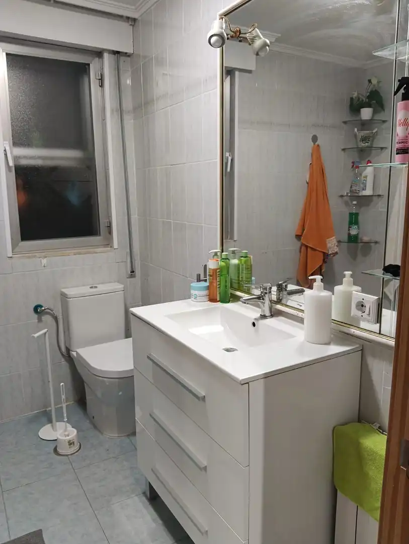 Baño de Piso para compartir en Ávila con Calefacción, Terraza y Amueblado