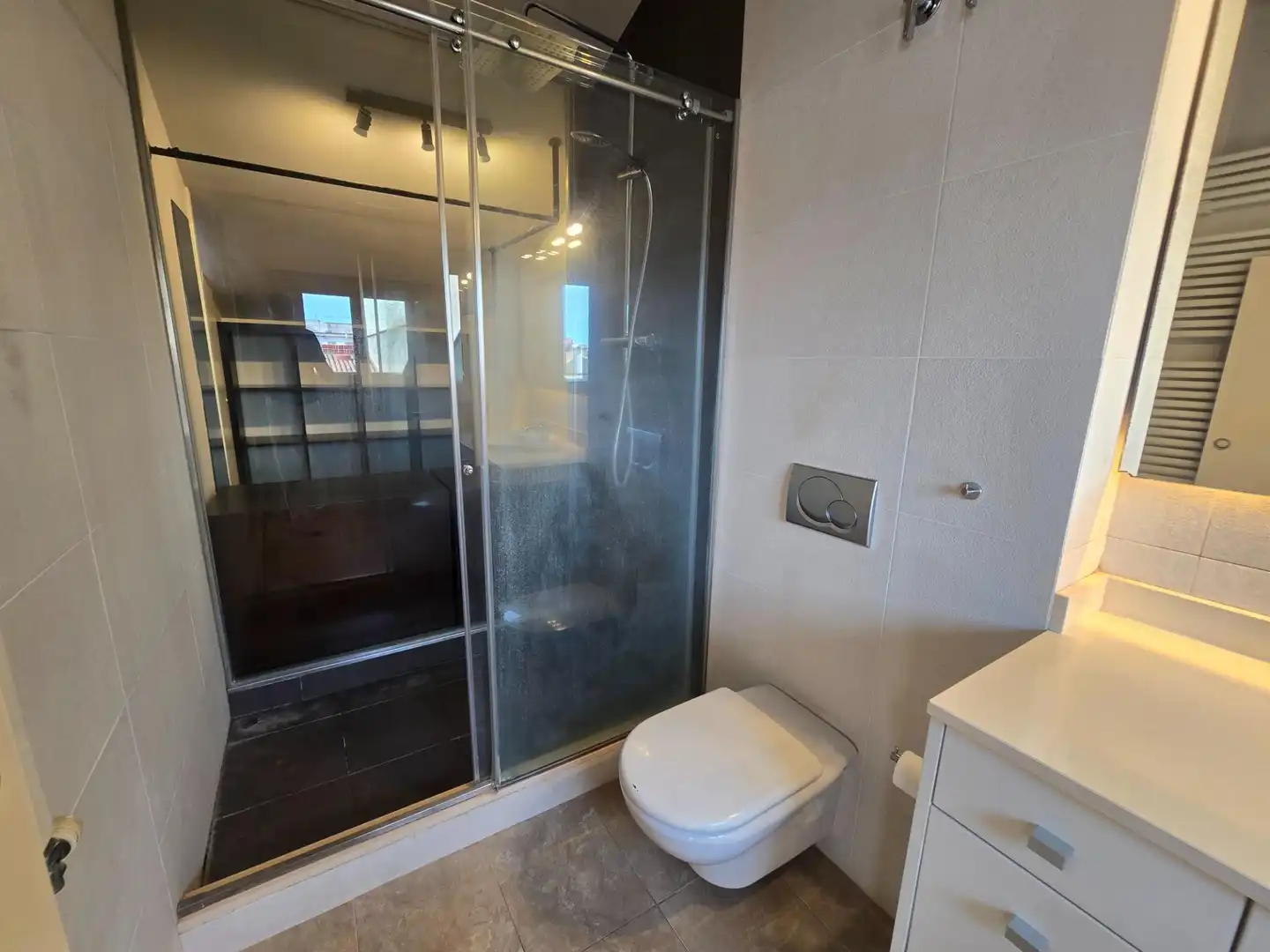 Baño de Dúplex de alquiler en El Masnou con Aire acondicionado, Calefacción y Jardín privado