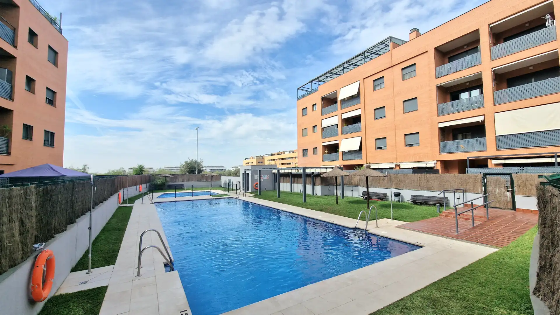 Pis amb piscina en venda a Avenida de Clara Campoamor