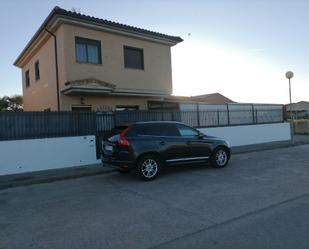 Vista exterior de Casa o xalet en venda en Fuentesaúco amb Terrassa, Traster i Piscina