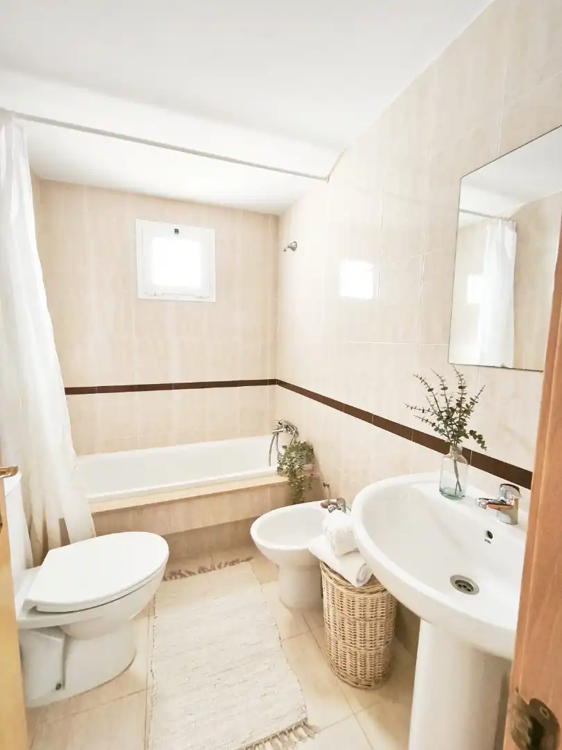 Badezimmer von Dachboden zum Verkauf in Almería mit Klimaanlage, Terrasse und Möbliert