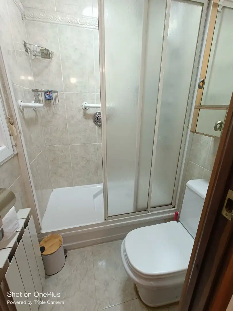 Bathroom of Flat for rent in Madrid  with Air Conditioner, Heating and Parquet flooring