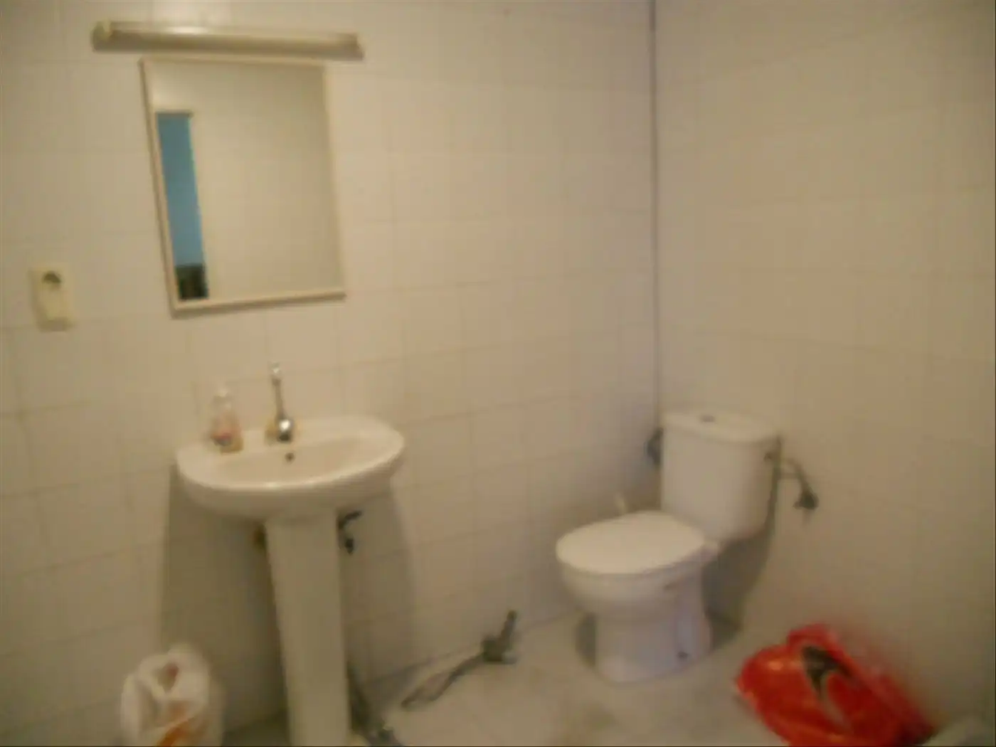 Badezimmer von Fabrikhallen zur Miete in Teià