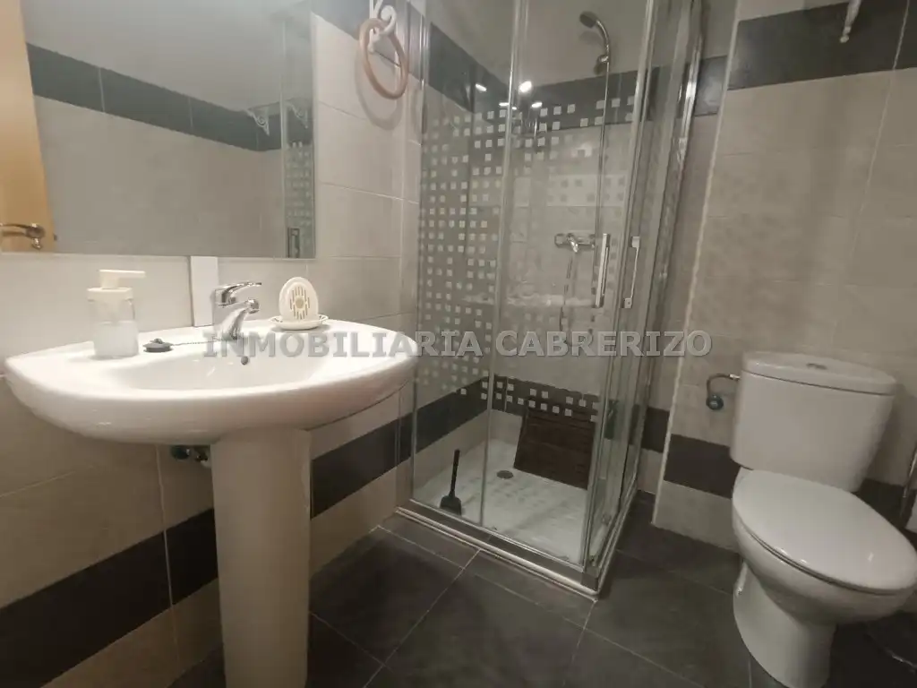 Badezimmer von Wohnungen zur Miete in  Logroño mit Klimaanlage, Heizung und Parkett