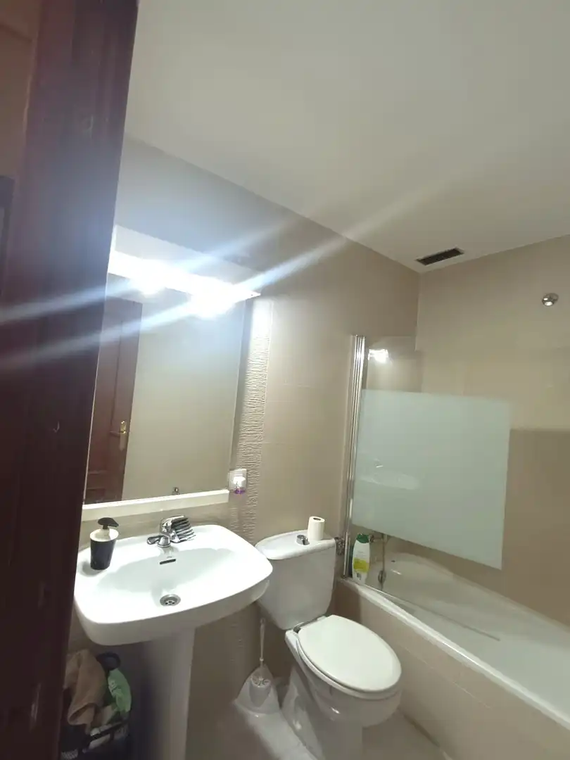 Baño de Piso de alquiler en Cáceres con Calefacción, Terraza y Amueblado