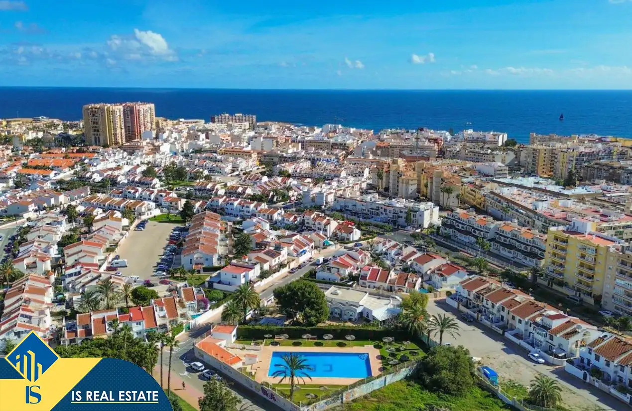 Außenansicht von Einfamilien-Reihenhaus zum Verkauf in Torrevieja mit Klimaanlage, Heizung und Privatgarten