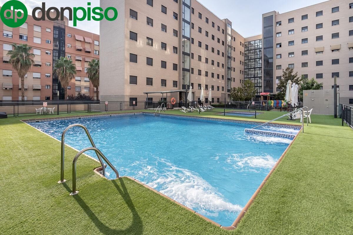 Piscina de Pis en venda en  Granada Capital amb Calefacció, Terrassa i Traster