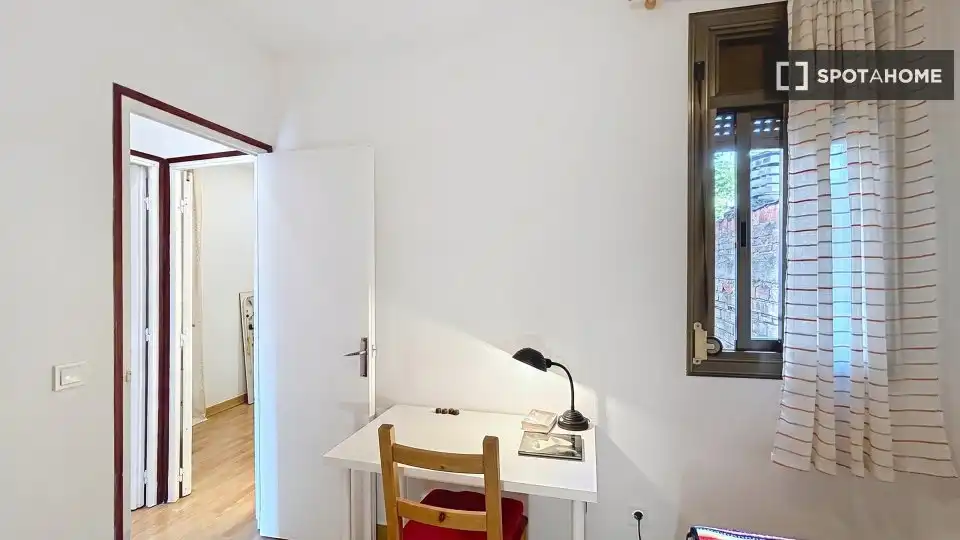 Dormitori de Pis de lloguer en Barcelona amb Aire condicionat, Calefacció i Moblat