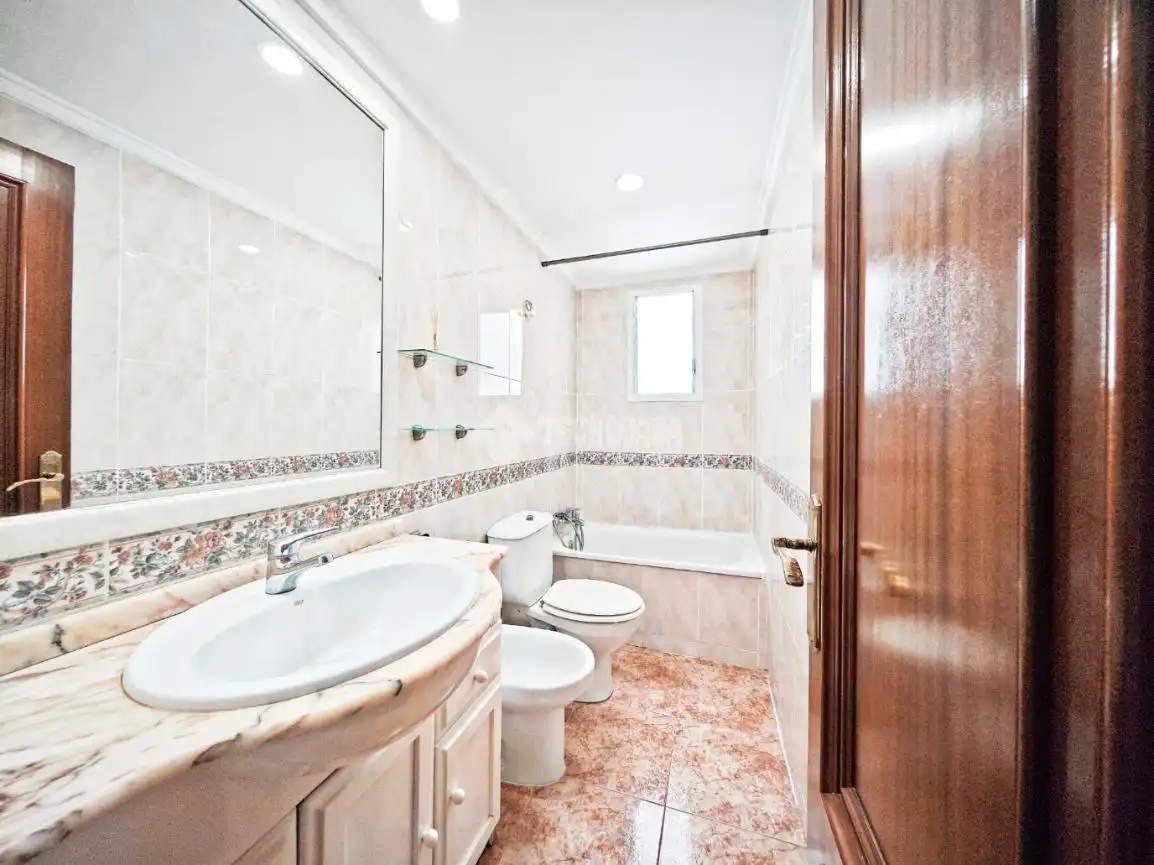 Badezimmer von Wohnung zum Verkauf in Burjassot