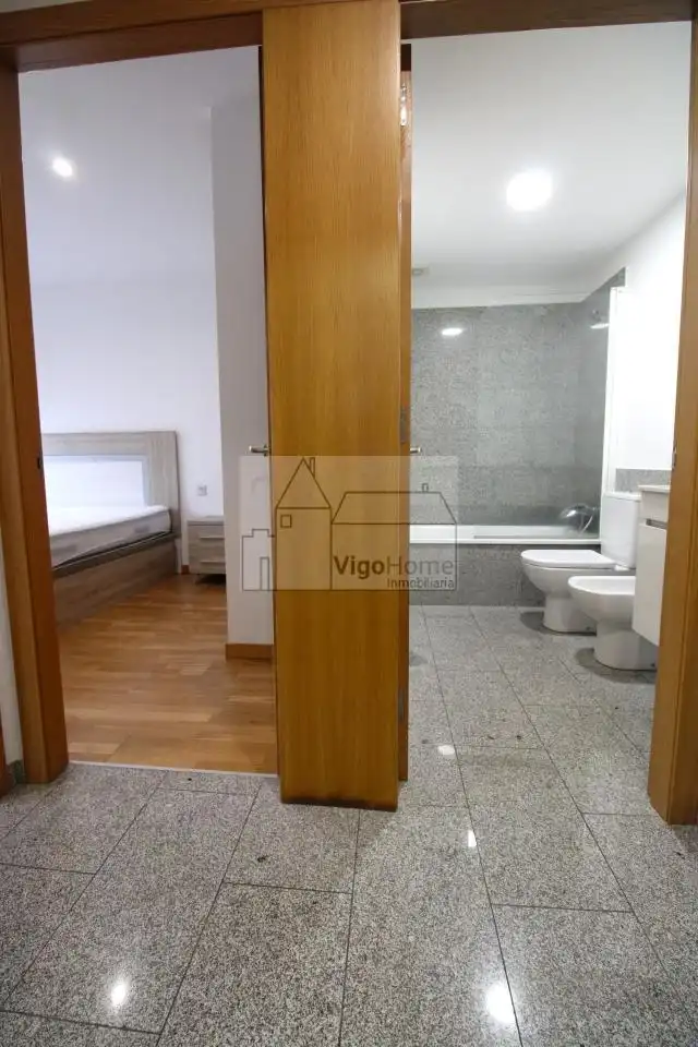 Bany de Pis de lloguer en Vigo  amb Calefacció, Traster i Piscina