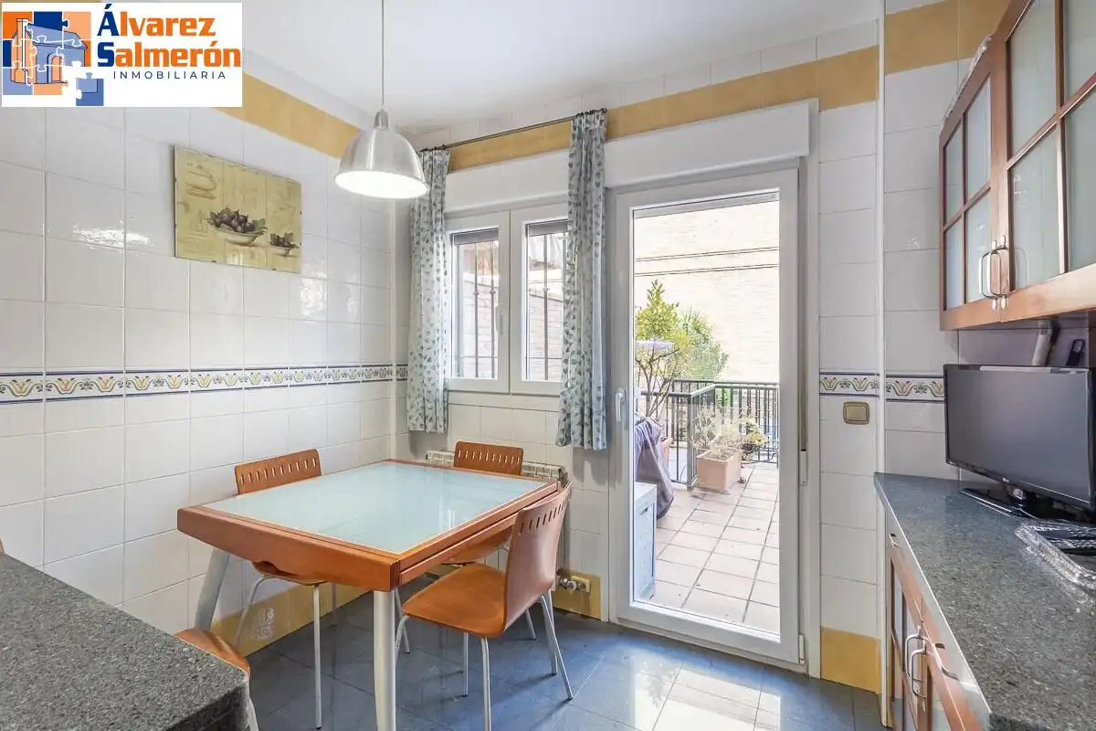 Küche von Einfamilien-Reihenhaus zum Verkauf in Granada mit Privatgarten, Terrasse und Schwimmbad