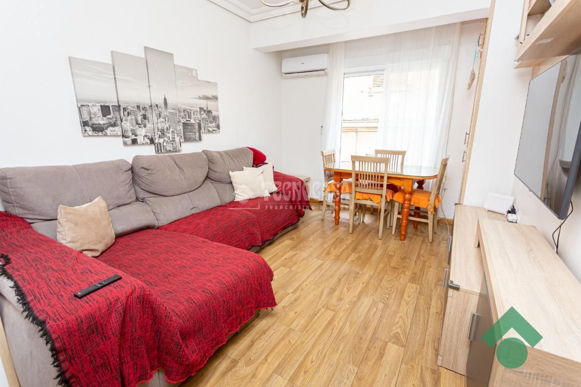 Bedroom of Flat for sale in Algeciras  with Parquet flooring and Furnished