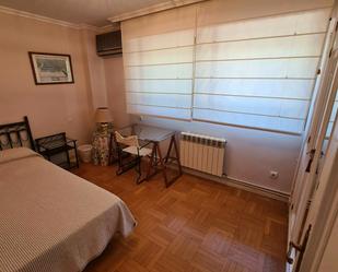 Bedroom of Flat to share in  Madrid Capital  with Air Conditioner, Heating and Washing machine